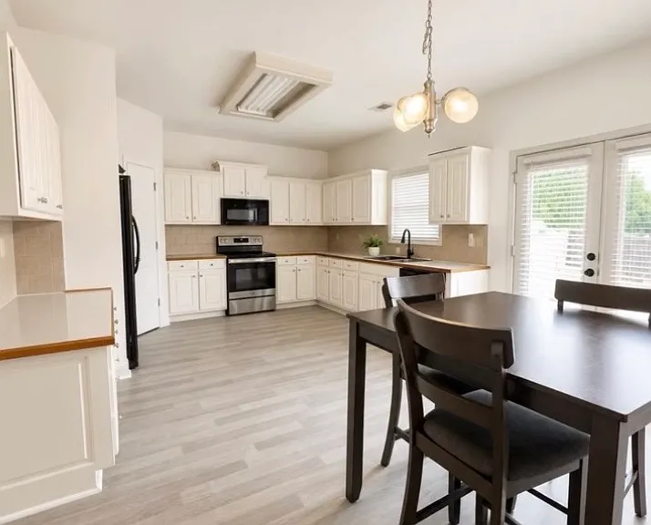 1361 Yorkshire Dr — Photo 1