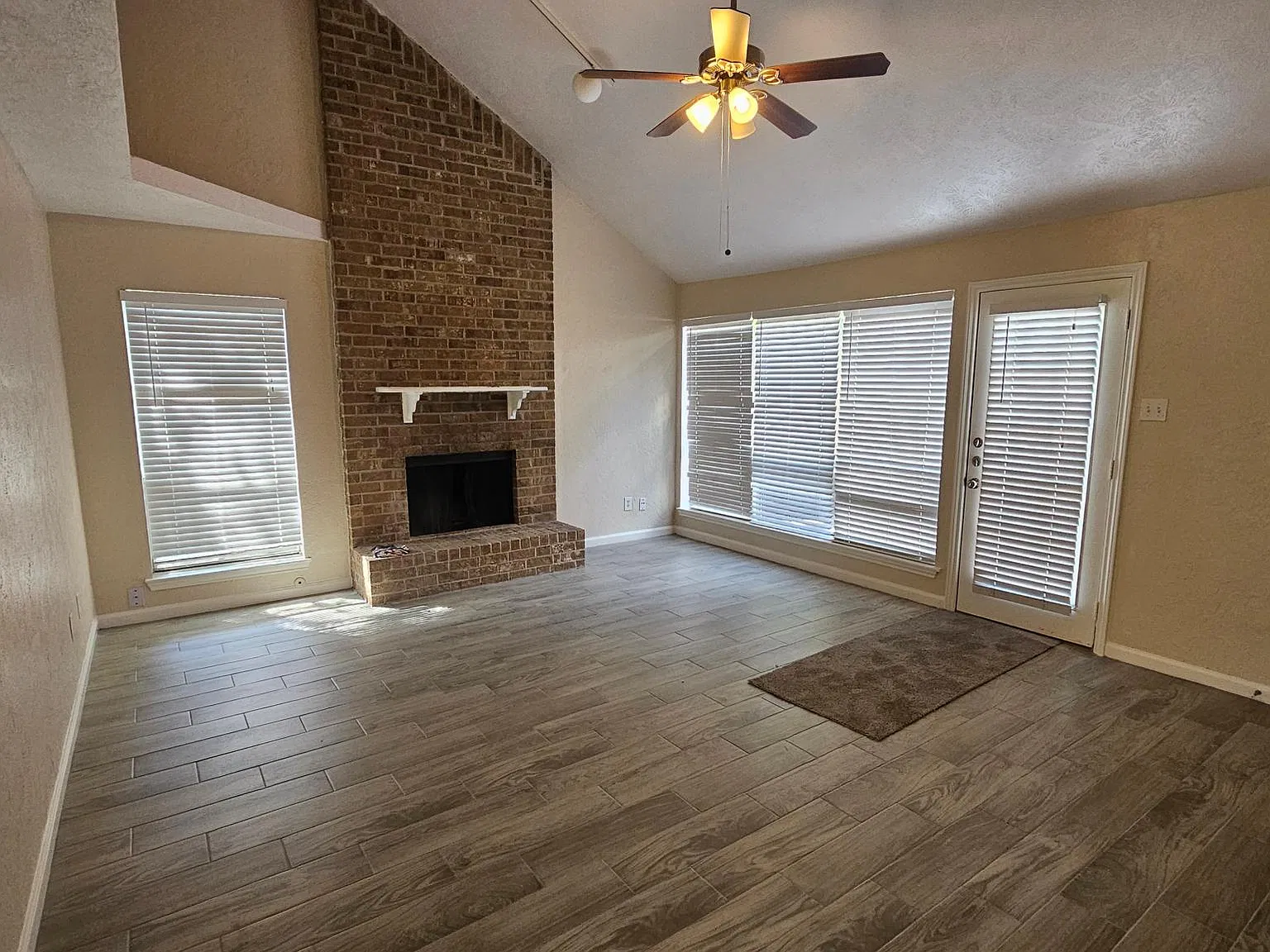 3 bed, 2.5 bath, 2001 sqft, $1,999 — Photo 2