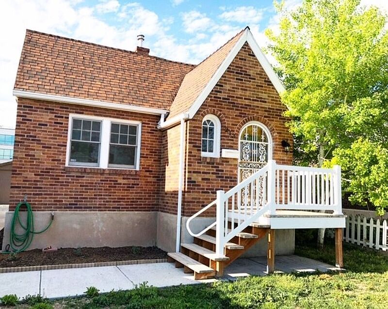 1st image of 213 E Whitlock Ave