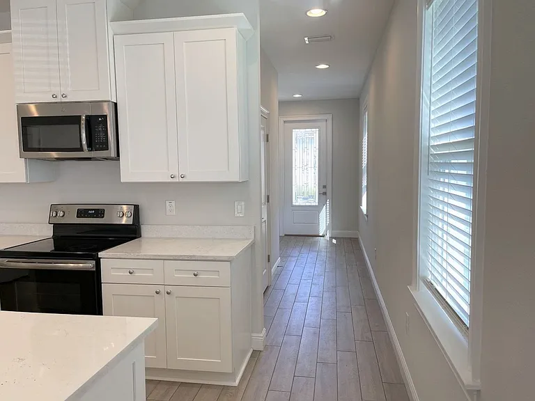 2502 W Fig St #2 — Photo 3