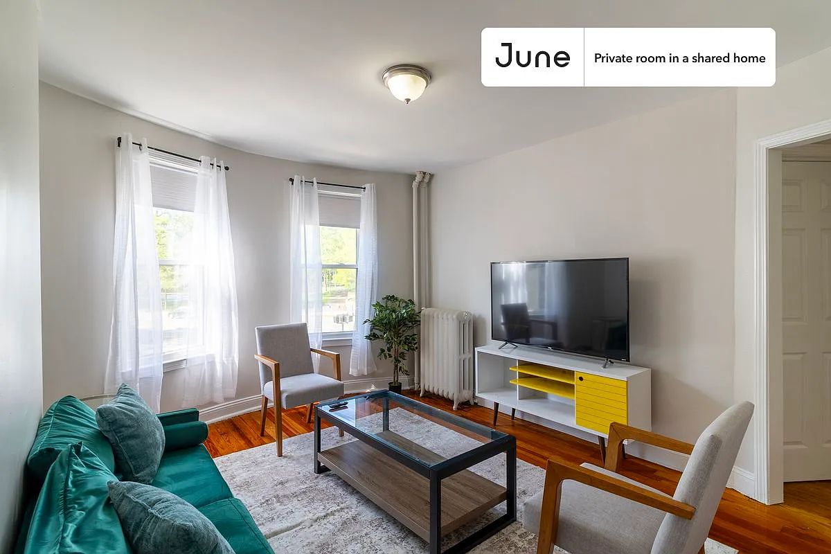 Queen bedroom in 4 bed/1 bath home in Roxbury #1875 D — Photo 4