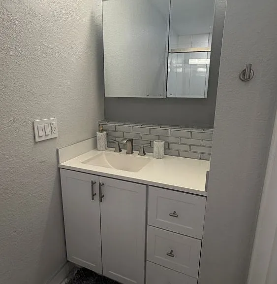 2801 N Los Felices Cir E — Photo 18
