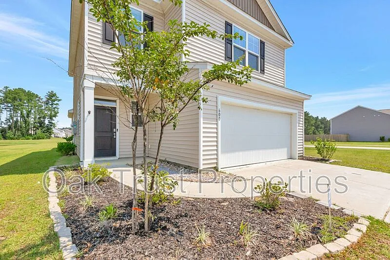 4 bed, 2.5 bath, 2200 sqft, $2,500 — Photo 3