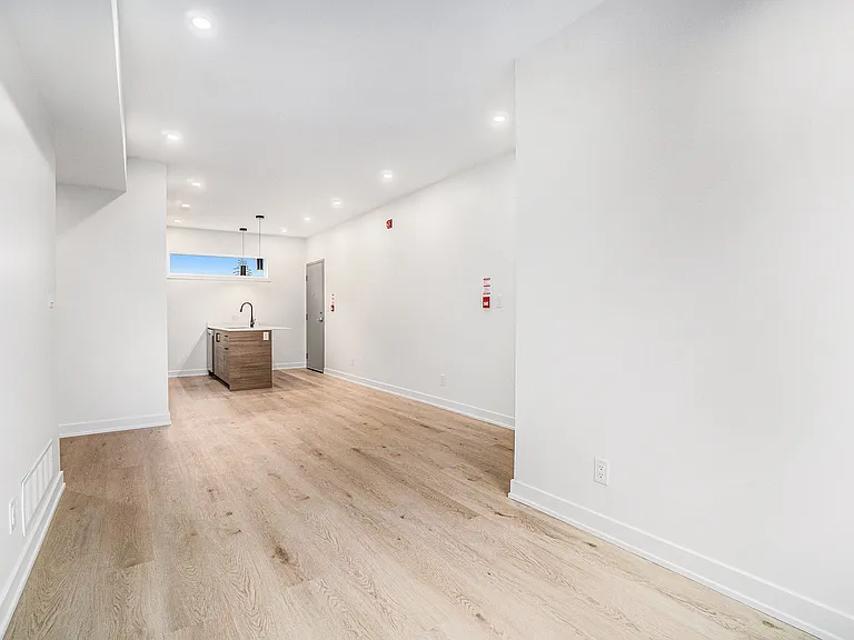 655 Donat St — Photo 6