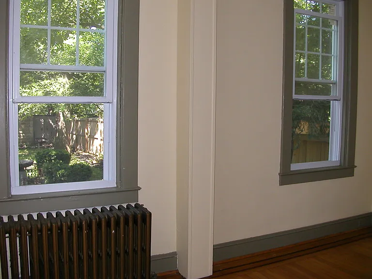 Back wall of latge bedroom