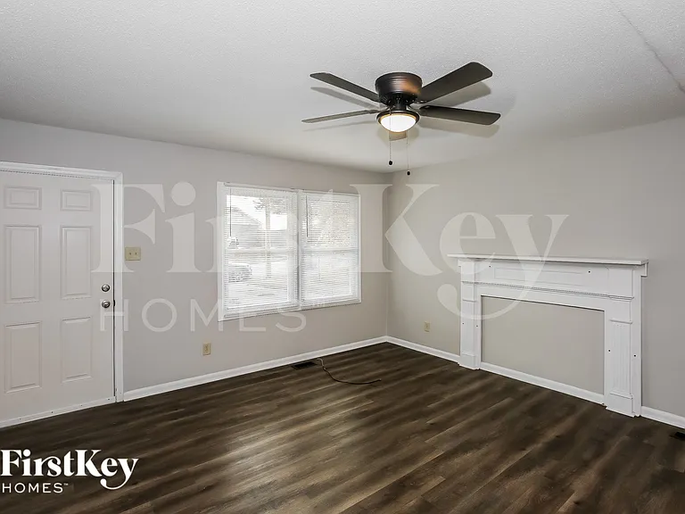 2330 Knight Dr — Photo 5