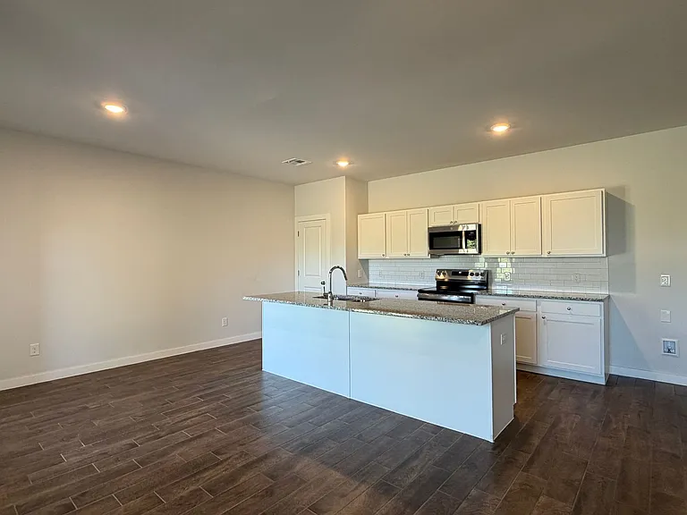 16409 April Dr — Photo 2