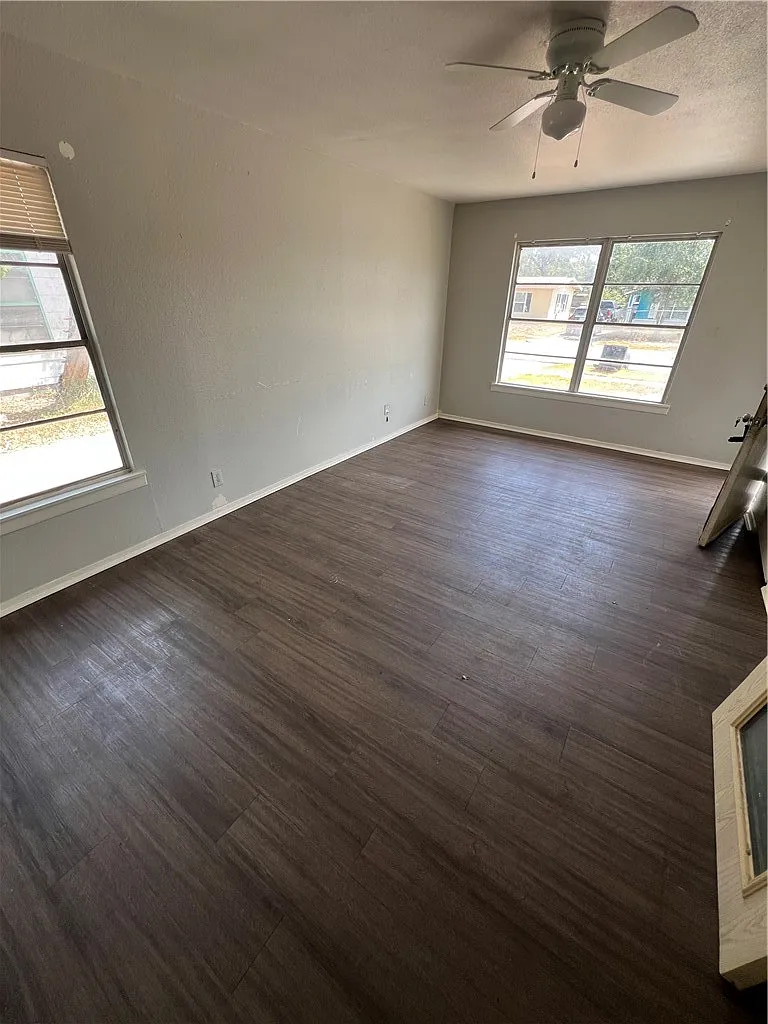 3 bed, 1.5 bath, 1078 sqft, $1,400 — Photo 2