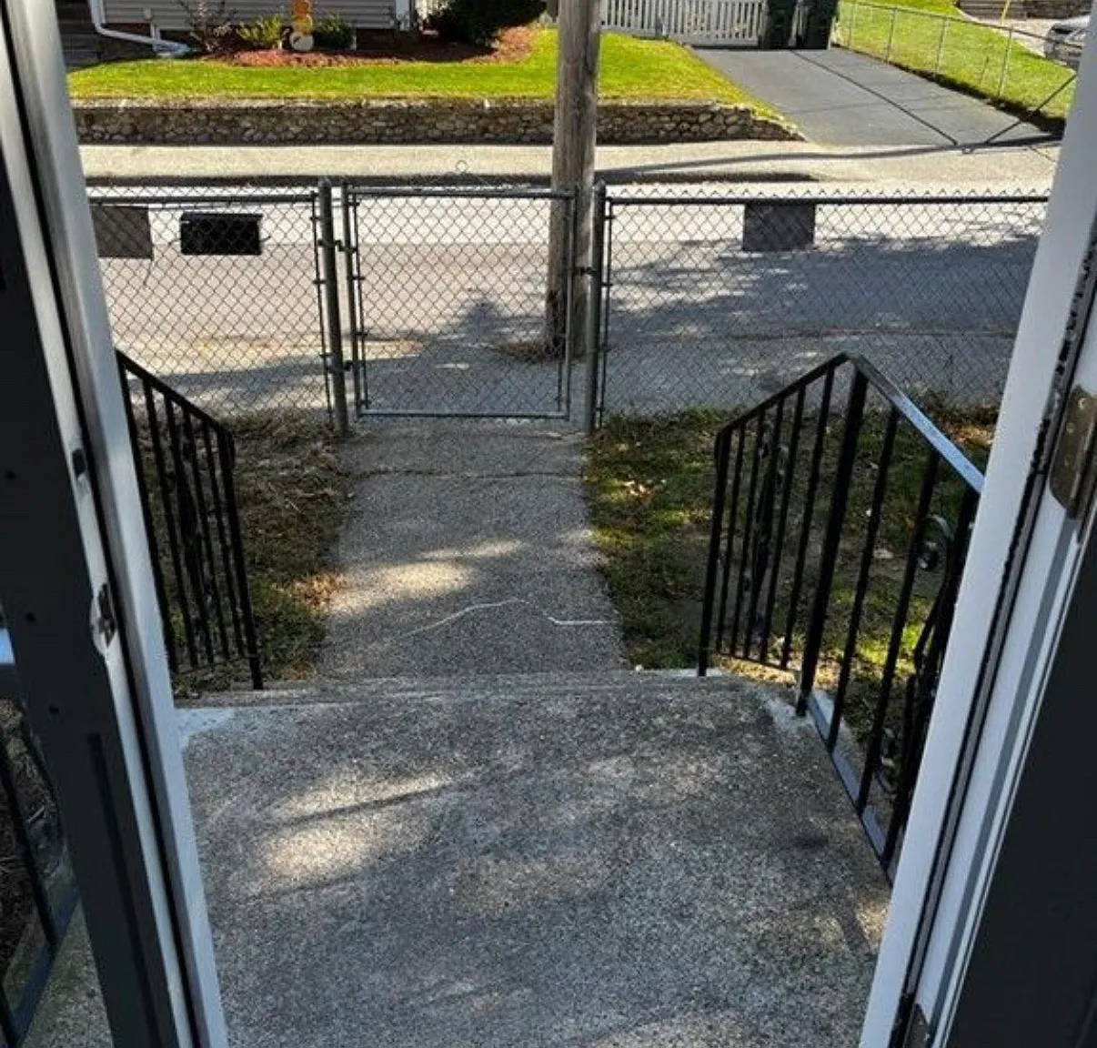 3 bed, 1000 sqft, $1,900 — Photo 3