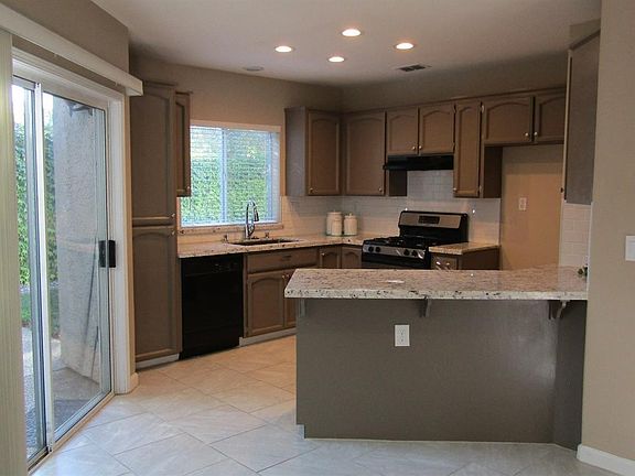 4th image of 102 Larkin Cir