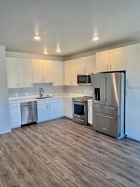 2 bed, 910 sqft, $3,400 — Photo 1