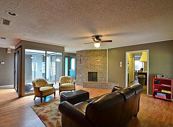 5th image of 2413 Parkwood Dr