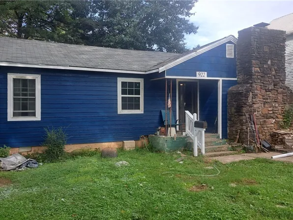 922 S B St, Rogers, AR 72756