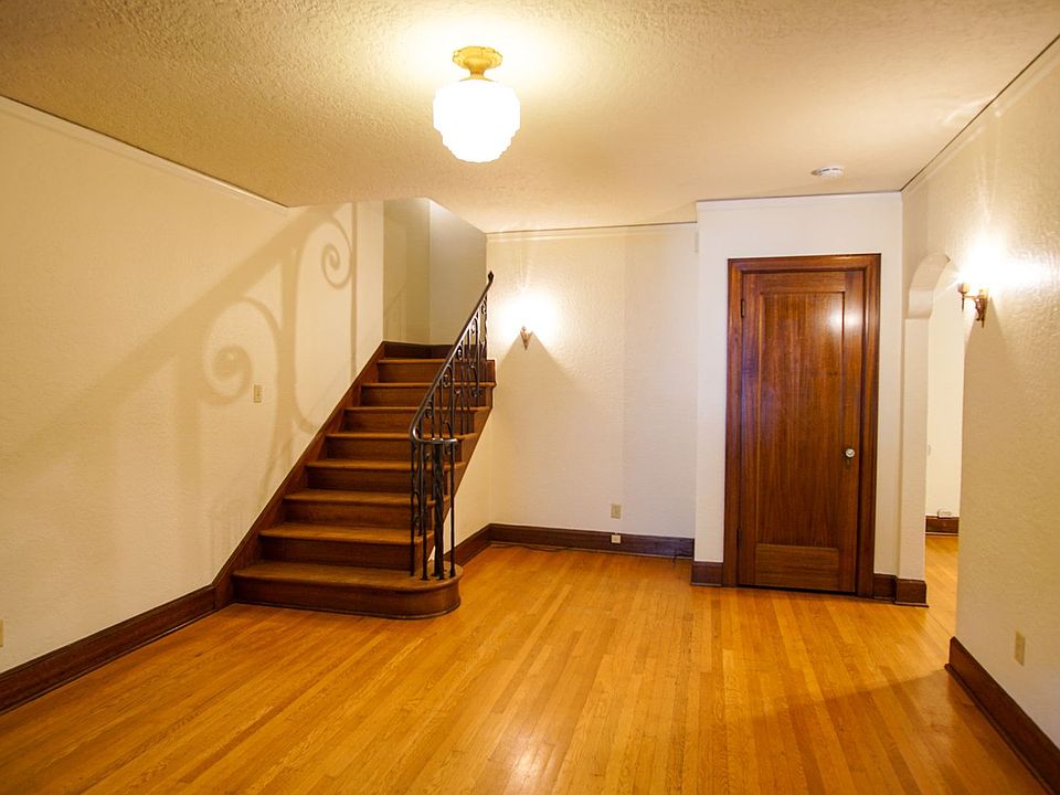 1st image of 912 SW Vista Ave #216