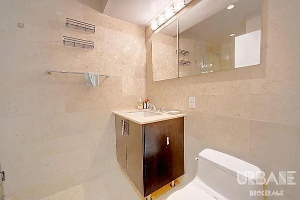 Rented by Urbane Brokerage | media 7