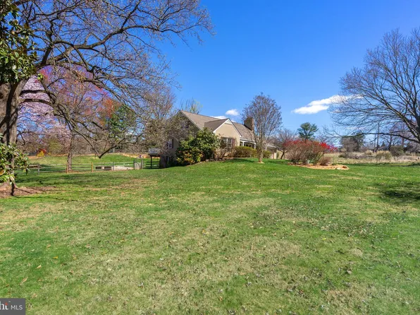 10111 Lakewood Dr, Rockville, MD 20850