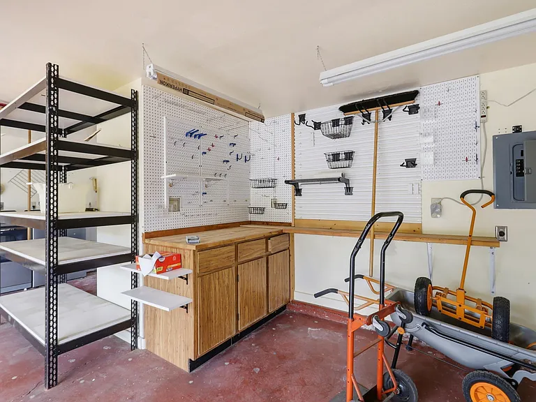 927 Lorne Way — Photo 37