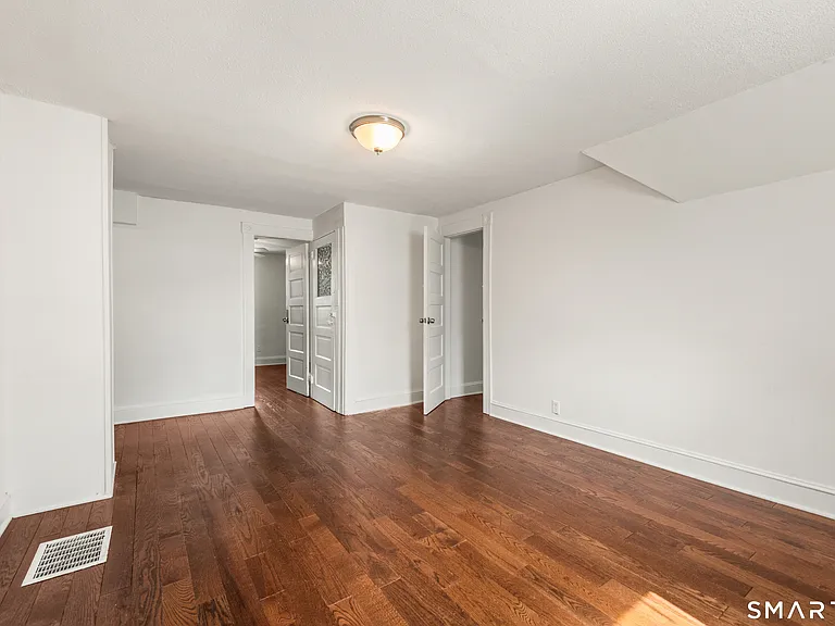 318 Suburban Ave — Photo 23