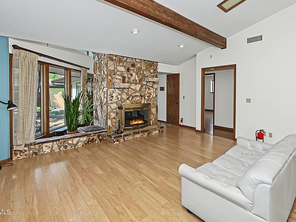 5th image of 1020 Evergreen Rd