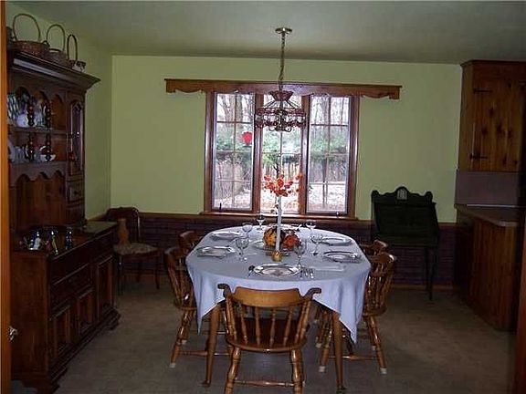 Eat-In Kitchen / Dining Rm