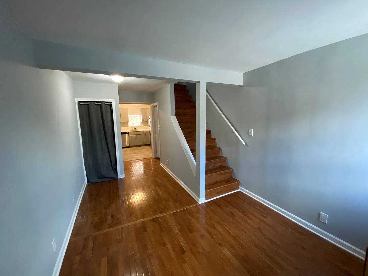 Lovely & Renovated Seton Hill 2bd + den/2ba CAC & W/D! Available 11/1 — Photo 2