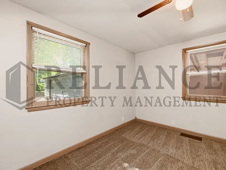 107 S Queen Ave — Photo 30