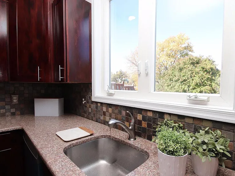 638 Maris St — Photo 7