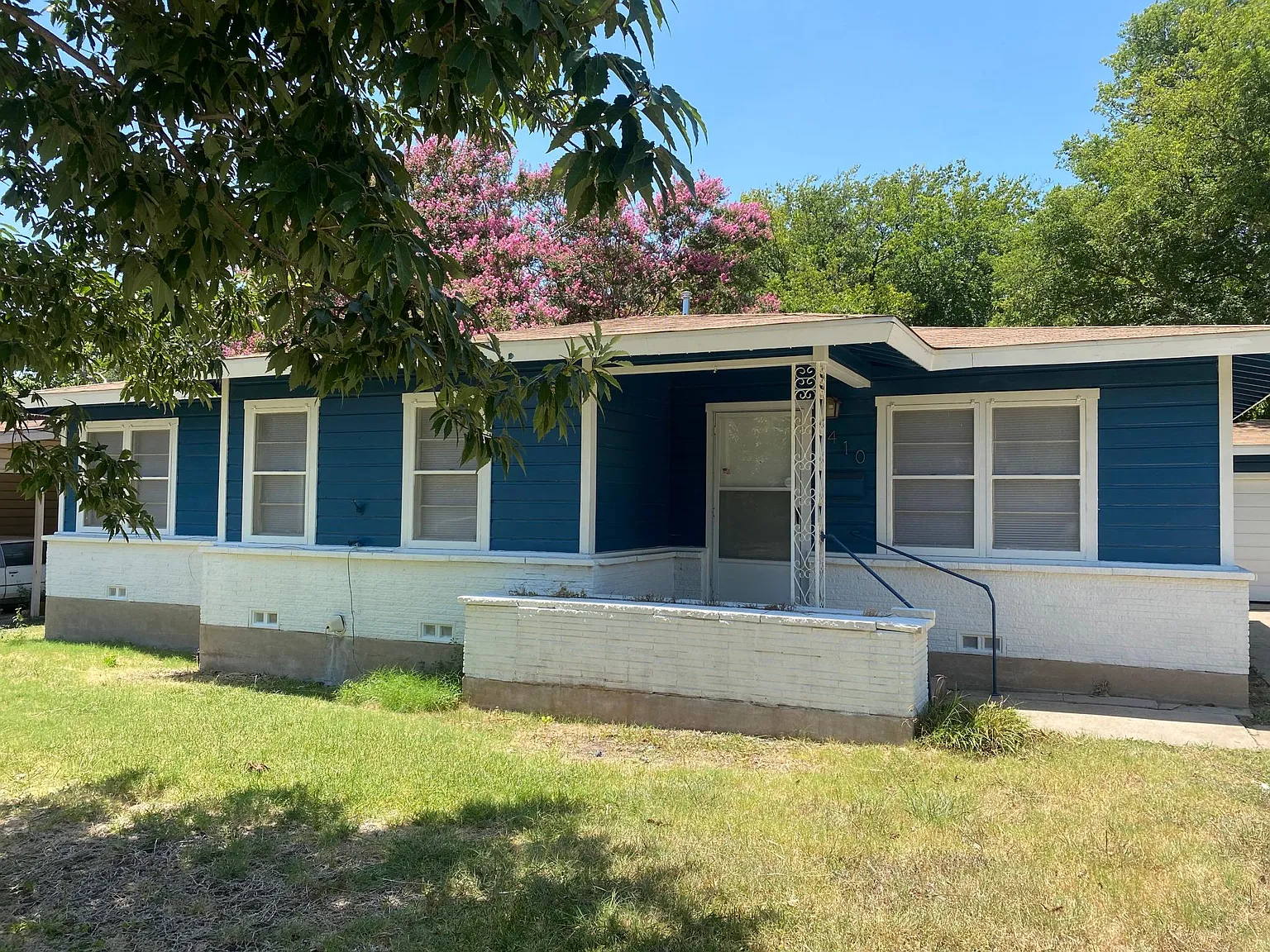 3 bed, 1300 sqft, $1,450 — Photo 1