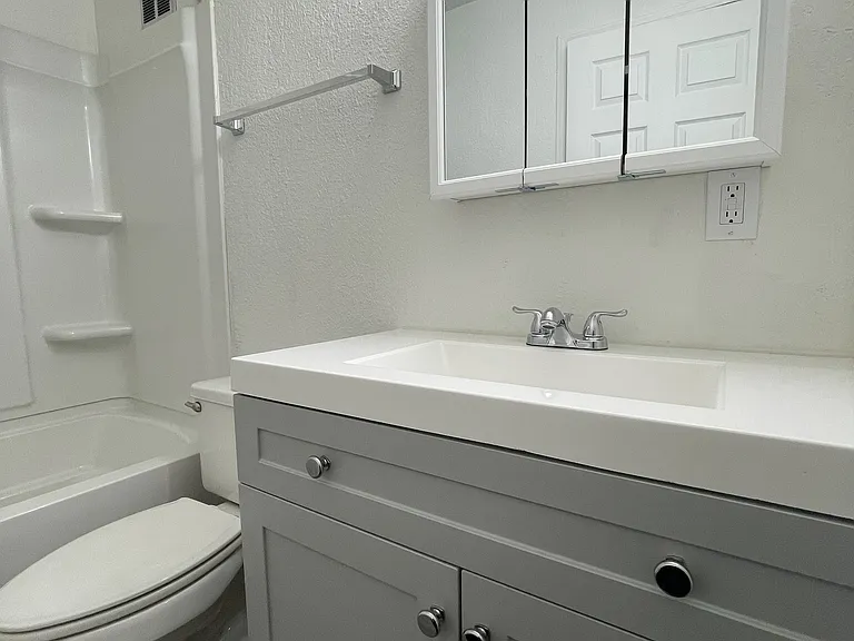 1309 E Sylvan Cir #6 — Photo 8