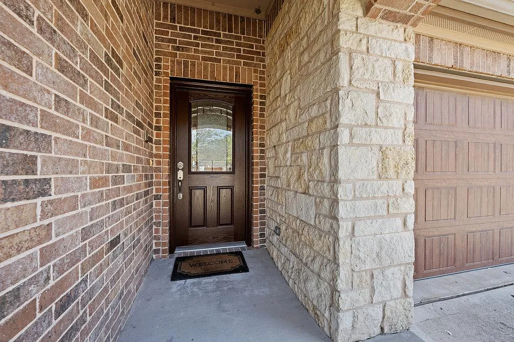 4 bed, 3.0 bath, 2242 sqft, $2,350 — Photo 3