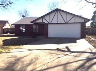 104 Honeysuckle Ln, Pryor, OK 74361