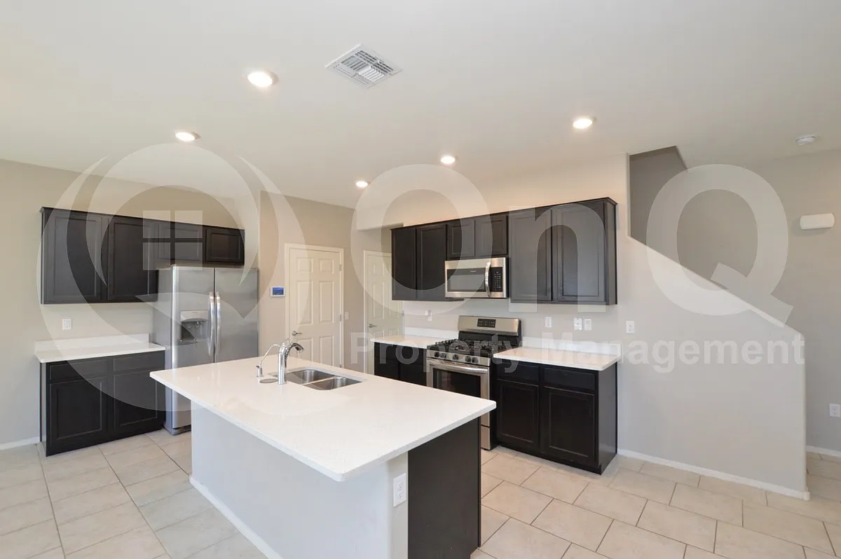 4 bed, 2.5 bath, 1927 sqft, $1,895 — Photo 3