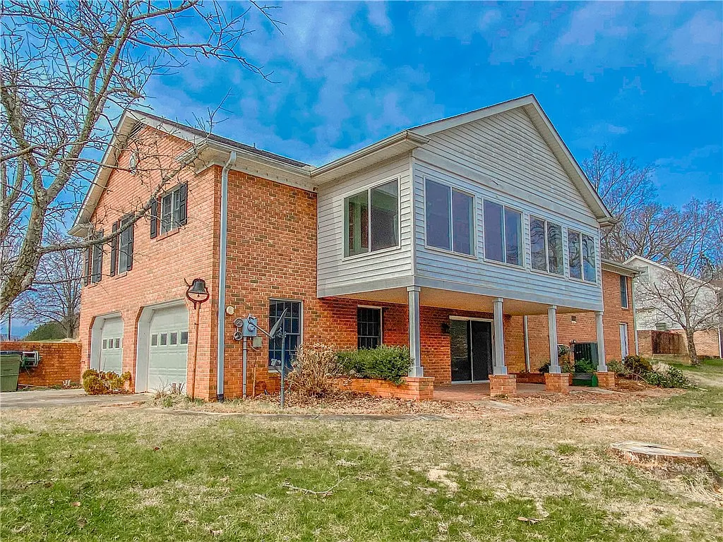 4 bed, 2.0 bath, $2,500 — Photo 4