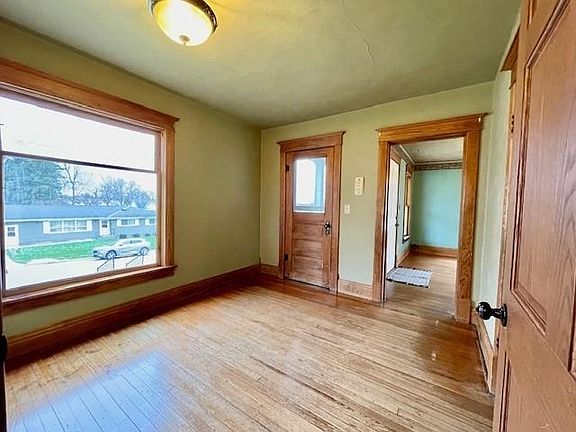 4th image of 611 Colfax St
