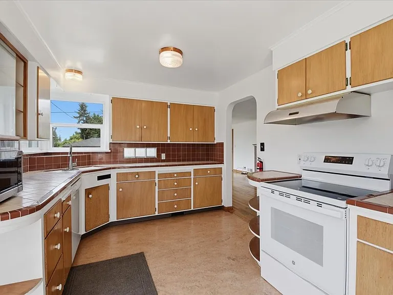 3733 SW Webster St — Photo 6
