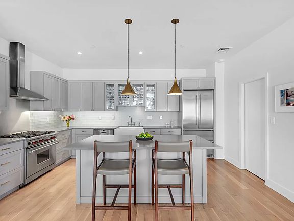 3rd image of 481 Washington St #6