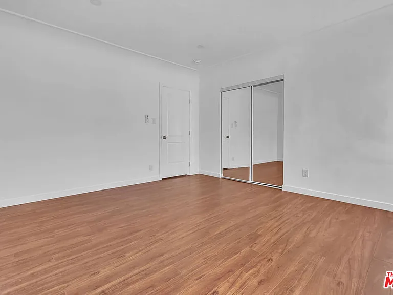 8300 Blackburn Ave — Photo 14