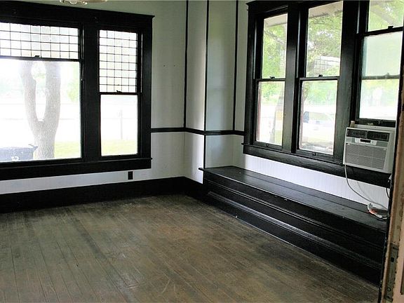 3rd image of 422 W North Main St