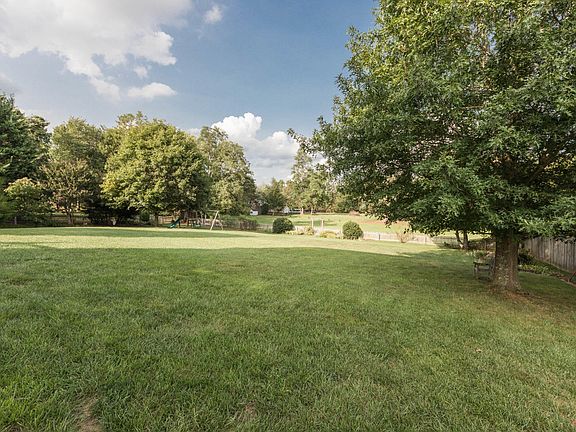 3rd image of 1210 Amber Glades Ln