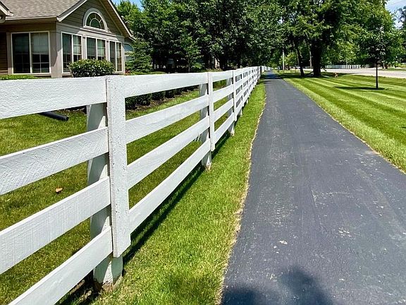 The New Albany walking/bicycling path at the entrance of the complex - great for a leisurely stroll/ride to what New Albany has to offer