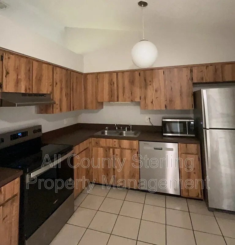 3 bed, 2.0 bath, 1973 sqft, $1,650 — Photo 2