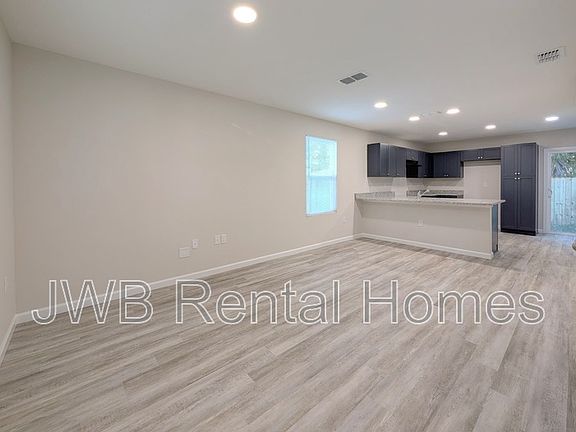 4th image of 835 Bridier St