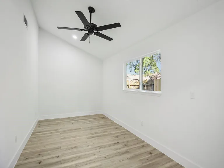 11615 Henley Dr — Photo 15