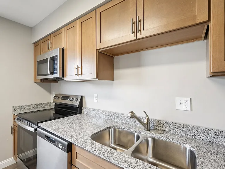 Charleston Square Apartments — Photo 8