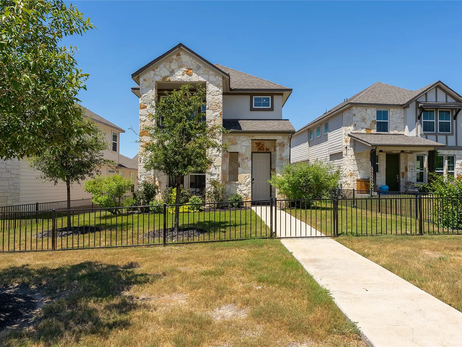 3 bed, 2.5 bath, 2325 sqft, $2,700 — Photo 2