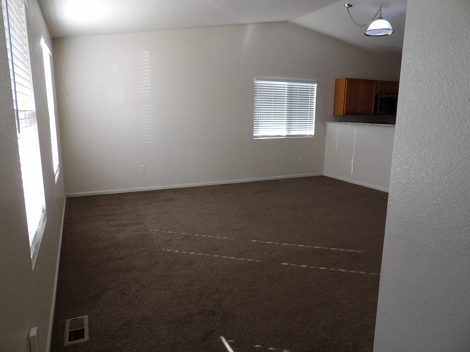 3 bed, 1080 sqft, $1,900 — Photo 2