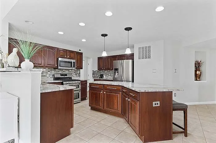 5702 Stockbridge Ct — Photo 4