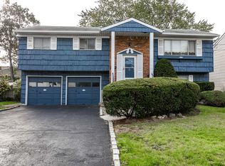 2086 Illona Ln, Merrick, NY 11566