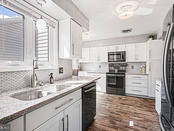 4th image of 1822 Creek View Dr
