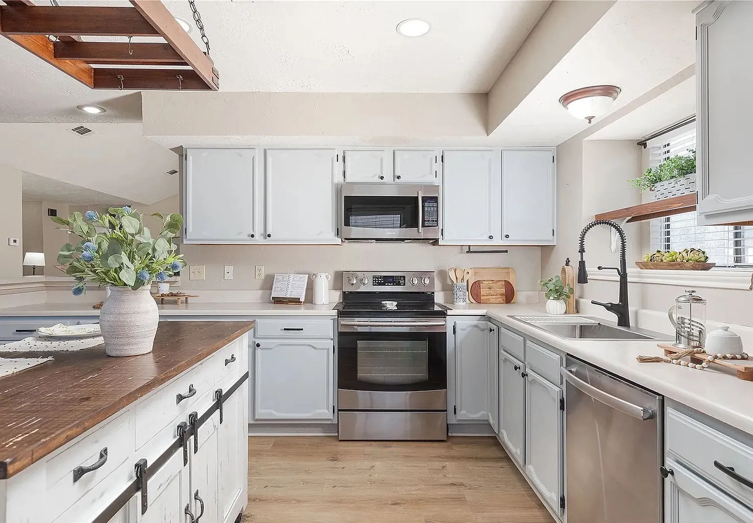 3 bed, 2.0 bath, 1519 sqft, $2,000 — Photo 3